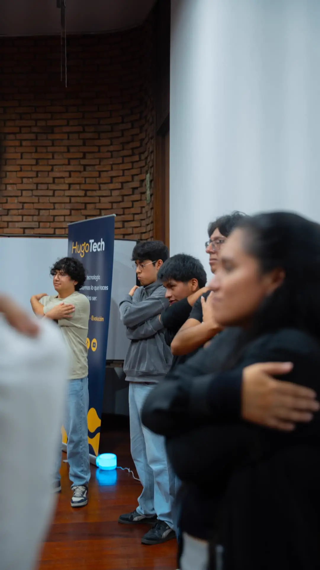 Estudiantes abrazándose a sí mismos durante un ejercicio de autocuidado