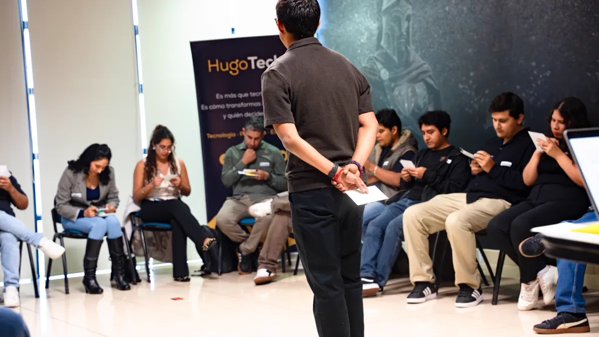 Hugo Casanova facilitando el taller de agilidad personal al equipo de Overall