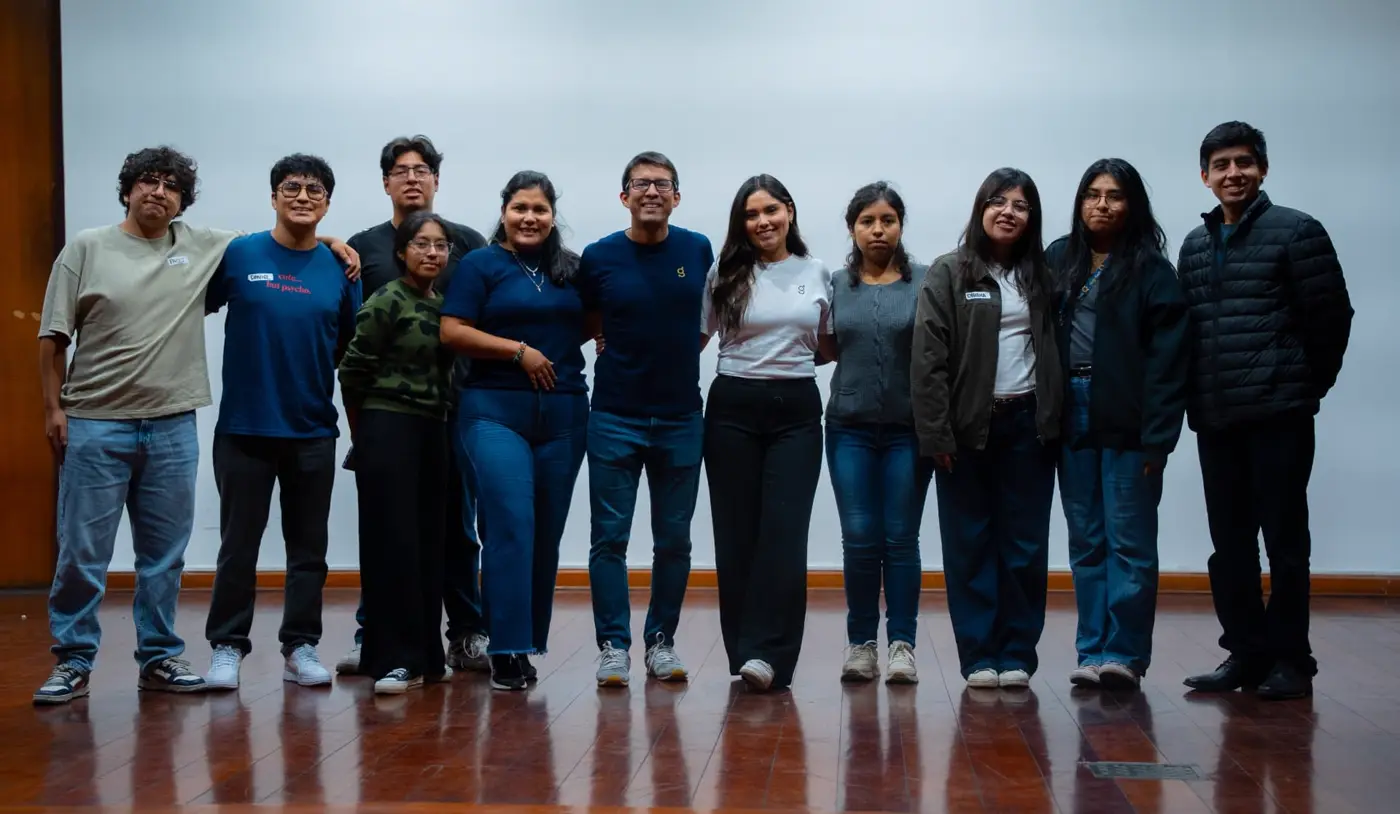 Foto grupal de estudiantes y Hugo Casanova al final del taller
