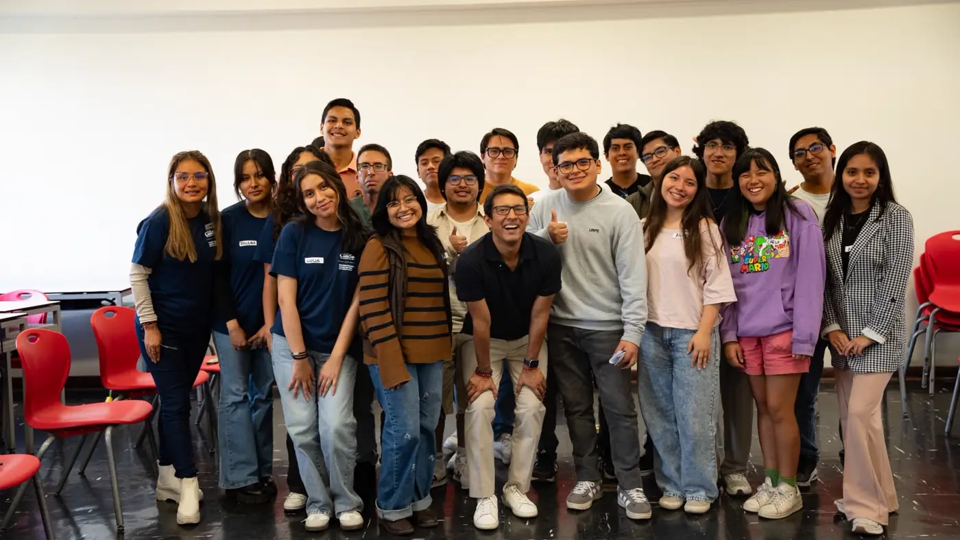 Foto grupal de estudiantes con Hugo Casanova al final del taller