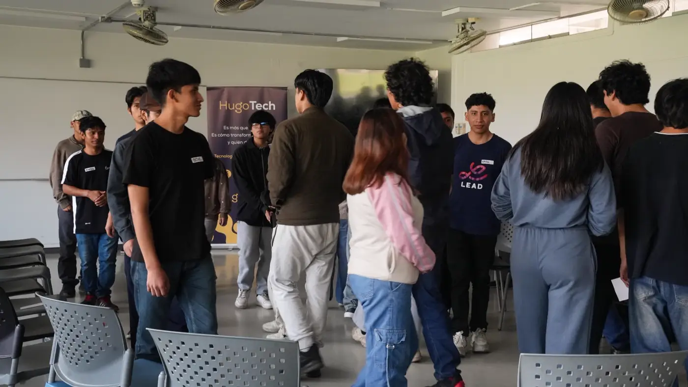 Grupo grande de estudiantes de pie en dinámica de movimiento