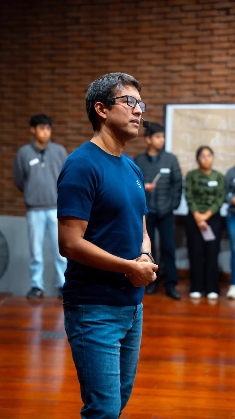 Hugo Casanova facilitando un taller con estudiantes universitarios