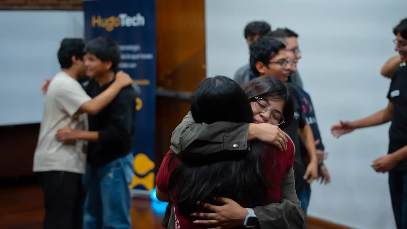 Varias parejas de estudiantes abrazándose en la sala