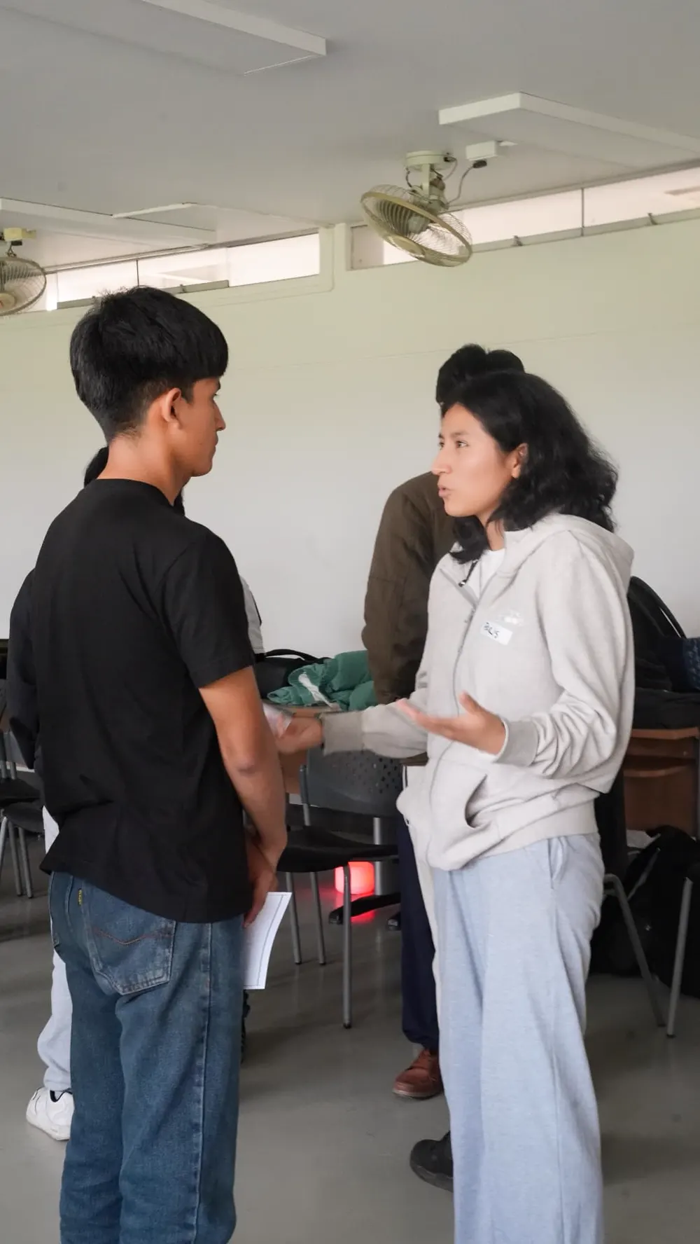Dos estudiantes en una conversación uno a uno