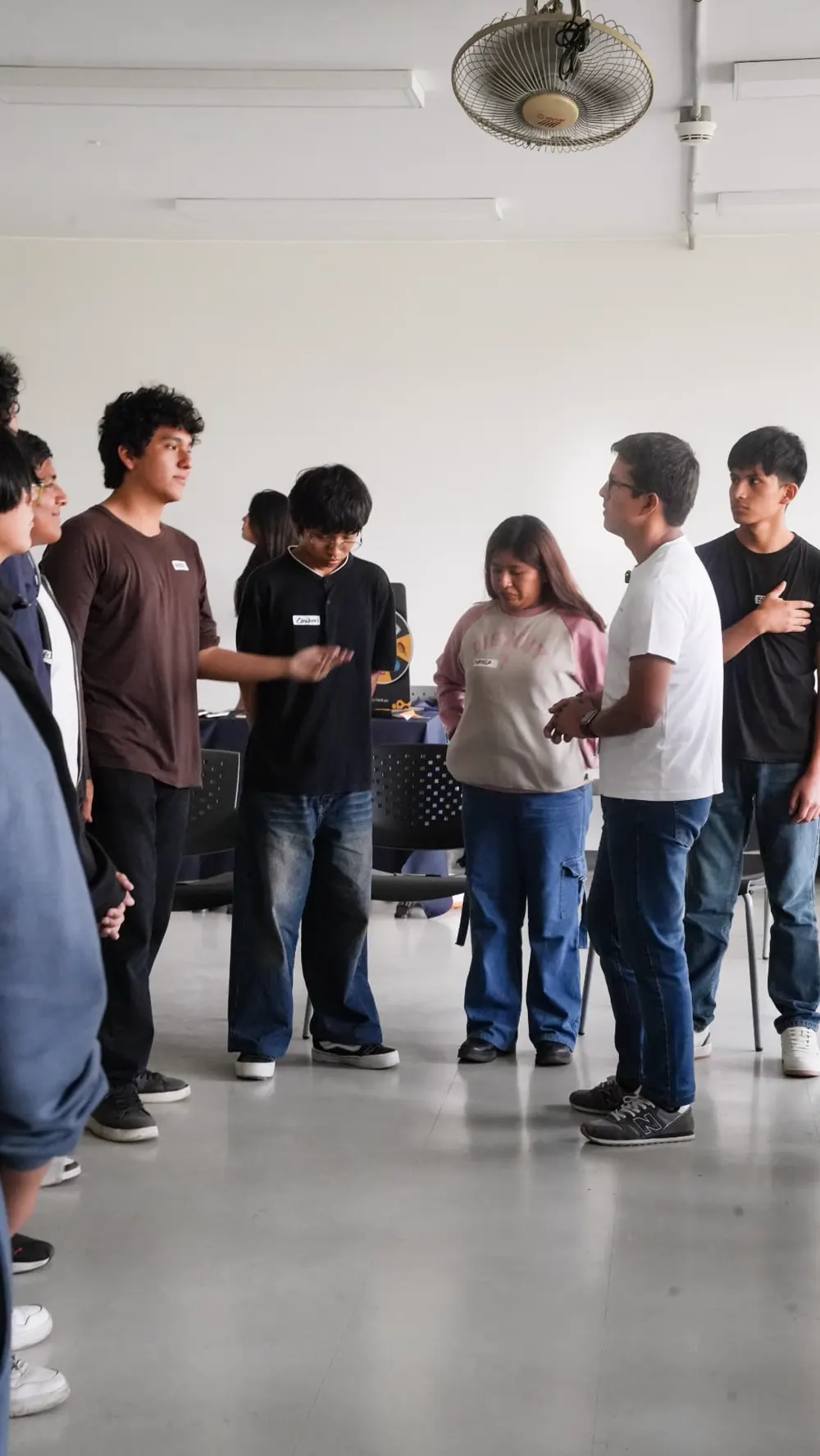 Estudiantes conversando en círculo durante el taller