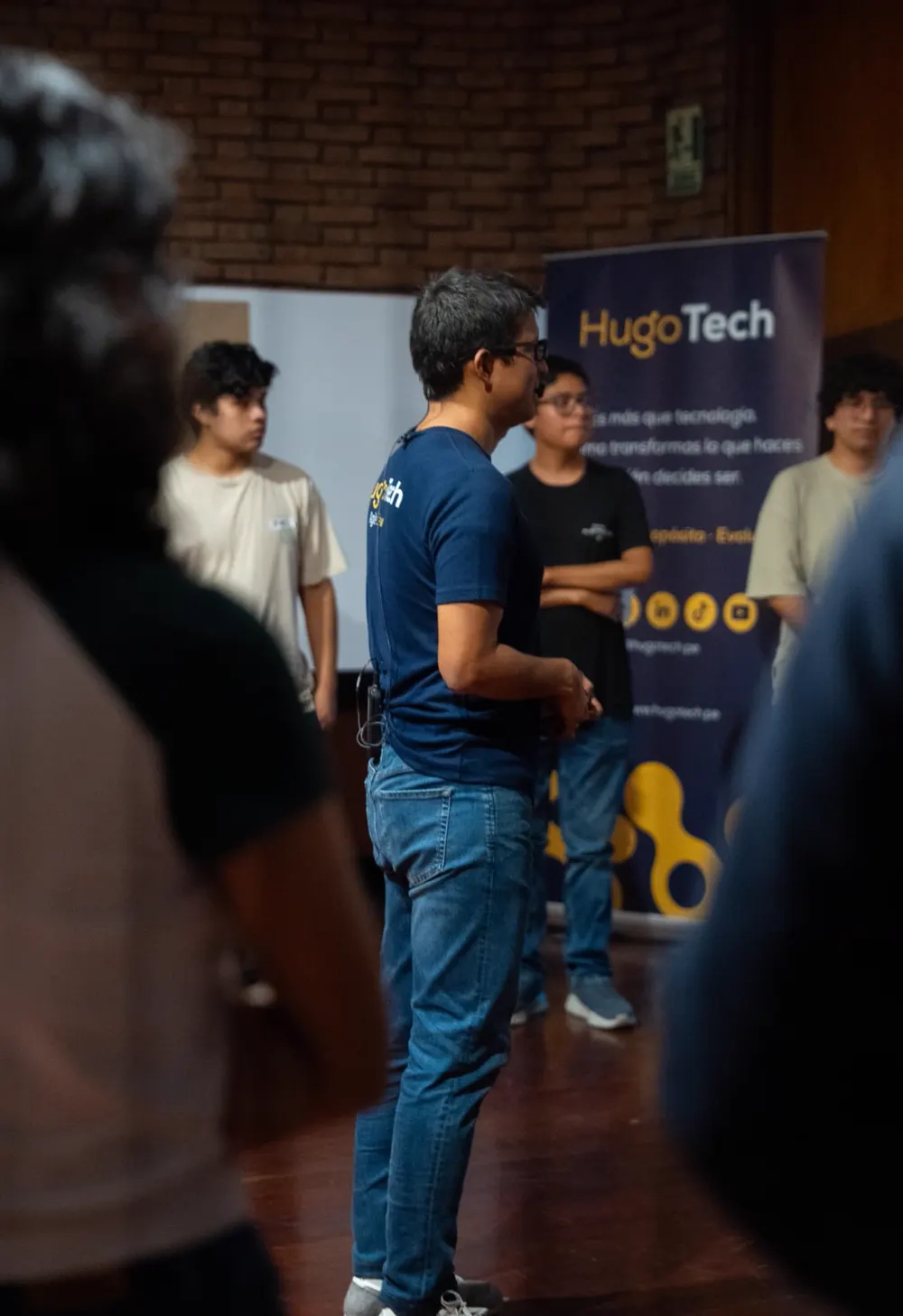 Hugo frente al grupo en un auditorio universitario