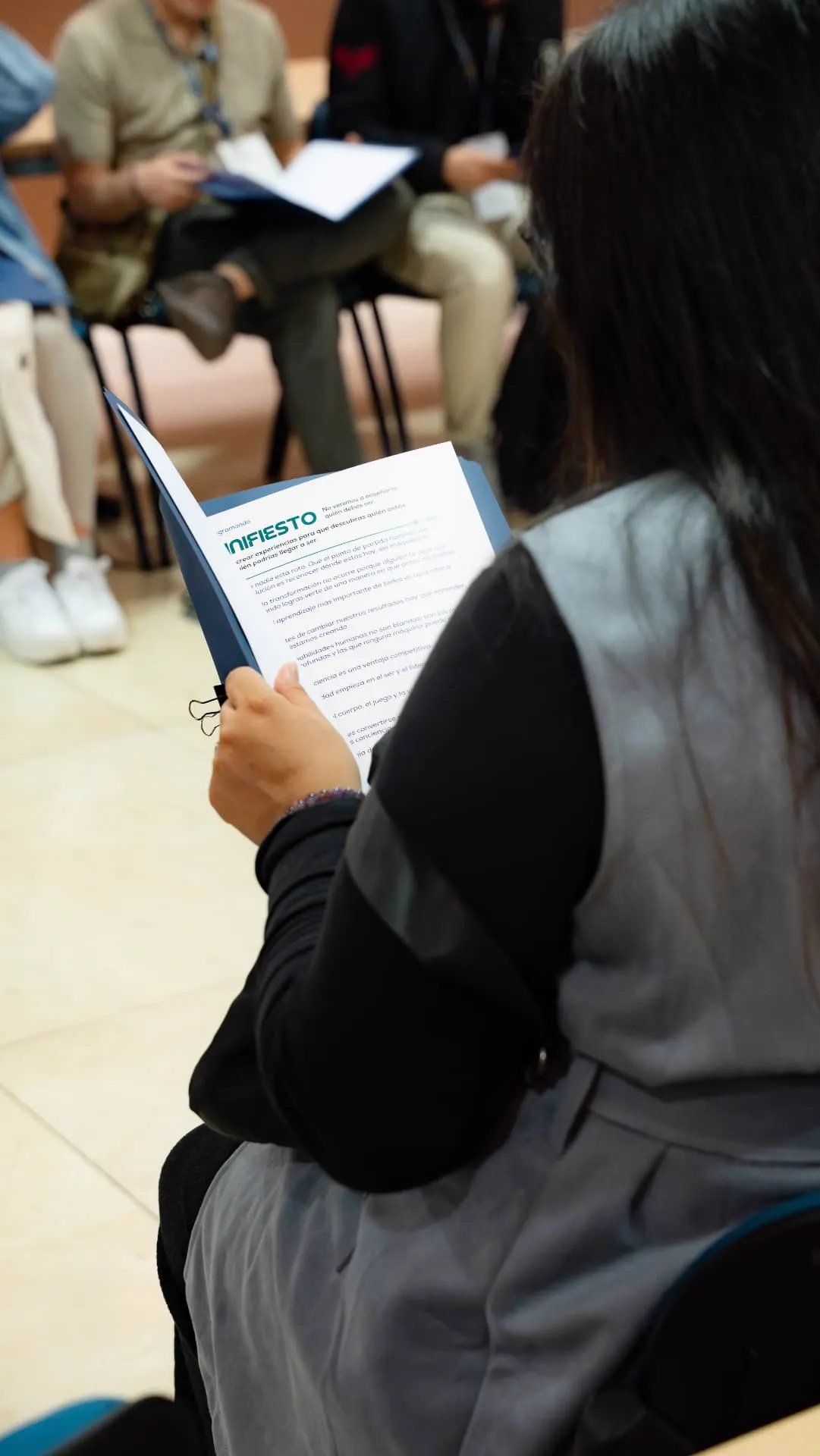 Participante leyendo el manifiesto RECO impreso durante la sesión