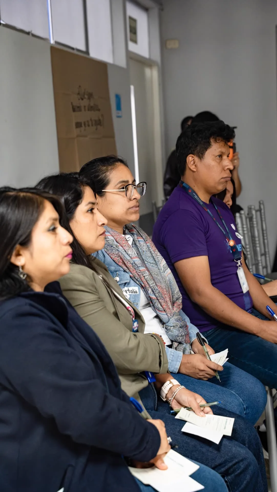 Mandos medios de COEM escuchando con atención durante el taller de comunicación asertiva