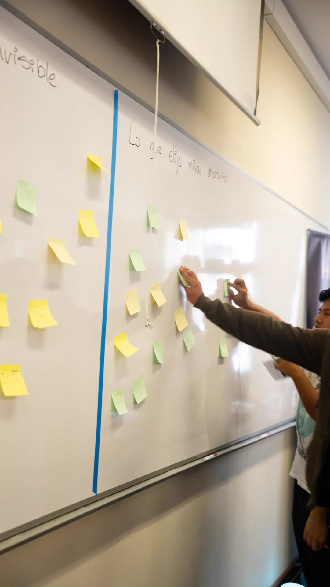 Participantes pegando post-its bajo «Lo que elijo mirar distinto»
