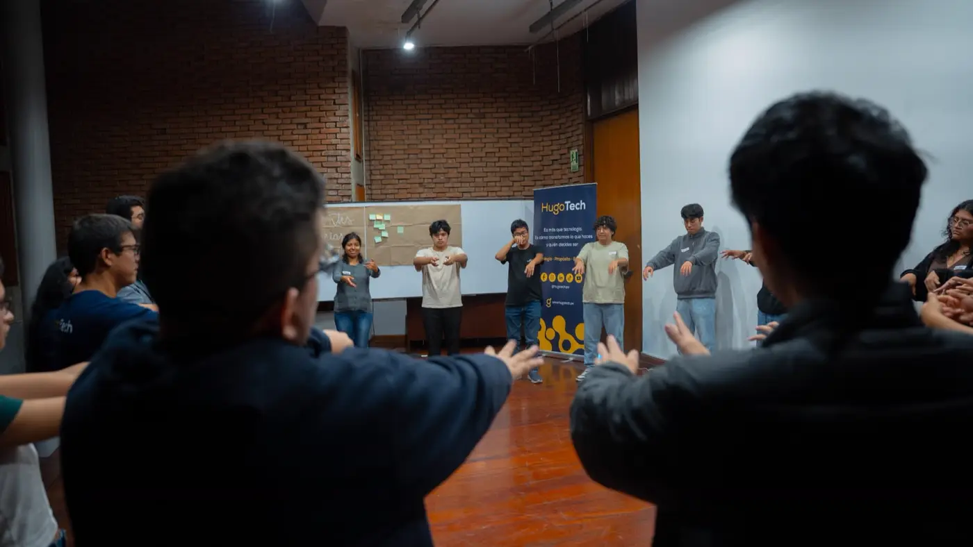 Estudiantes de pie en círculo con las manos extendidas en un ejercicio