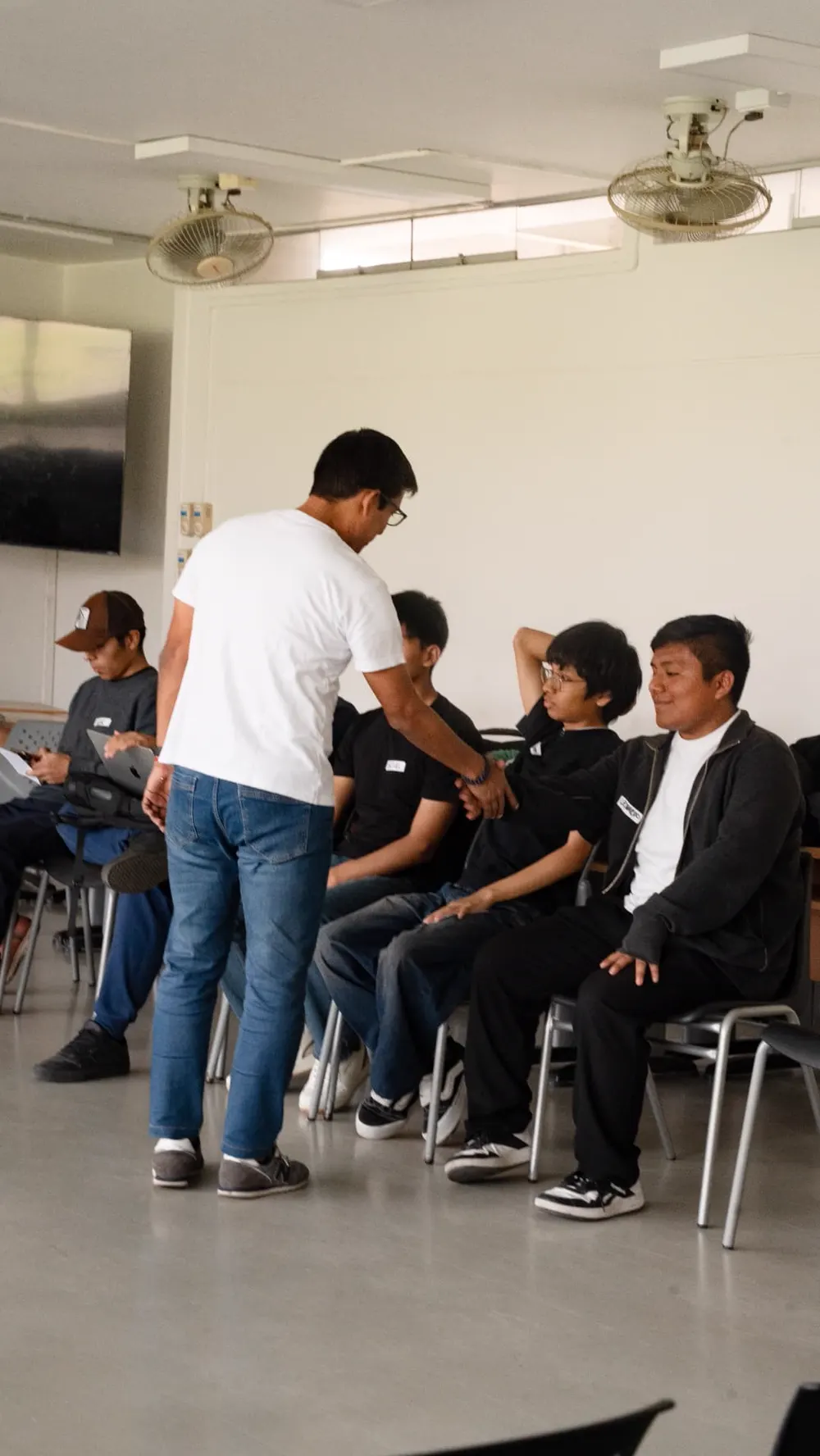 Estudiantes sentados practicando escucha activa