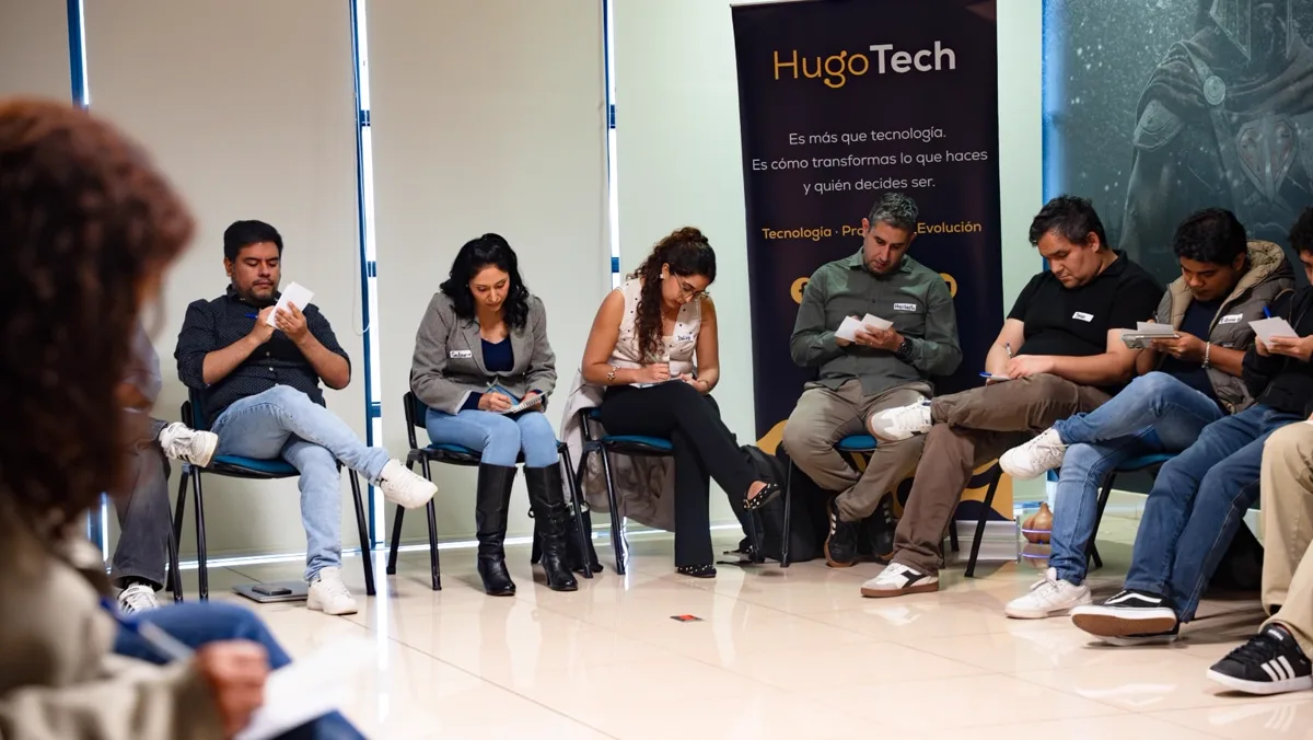 Equipo de Overall escribiendo en círculo durante el taller in-house