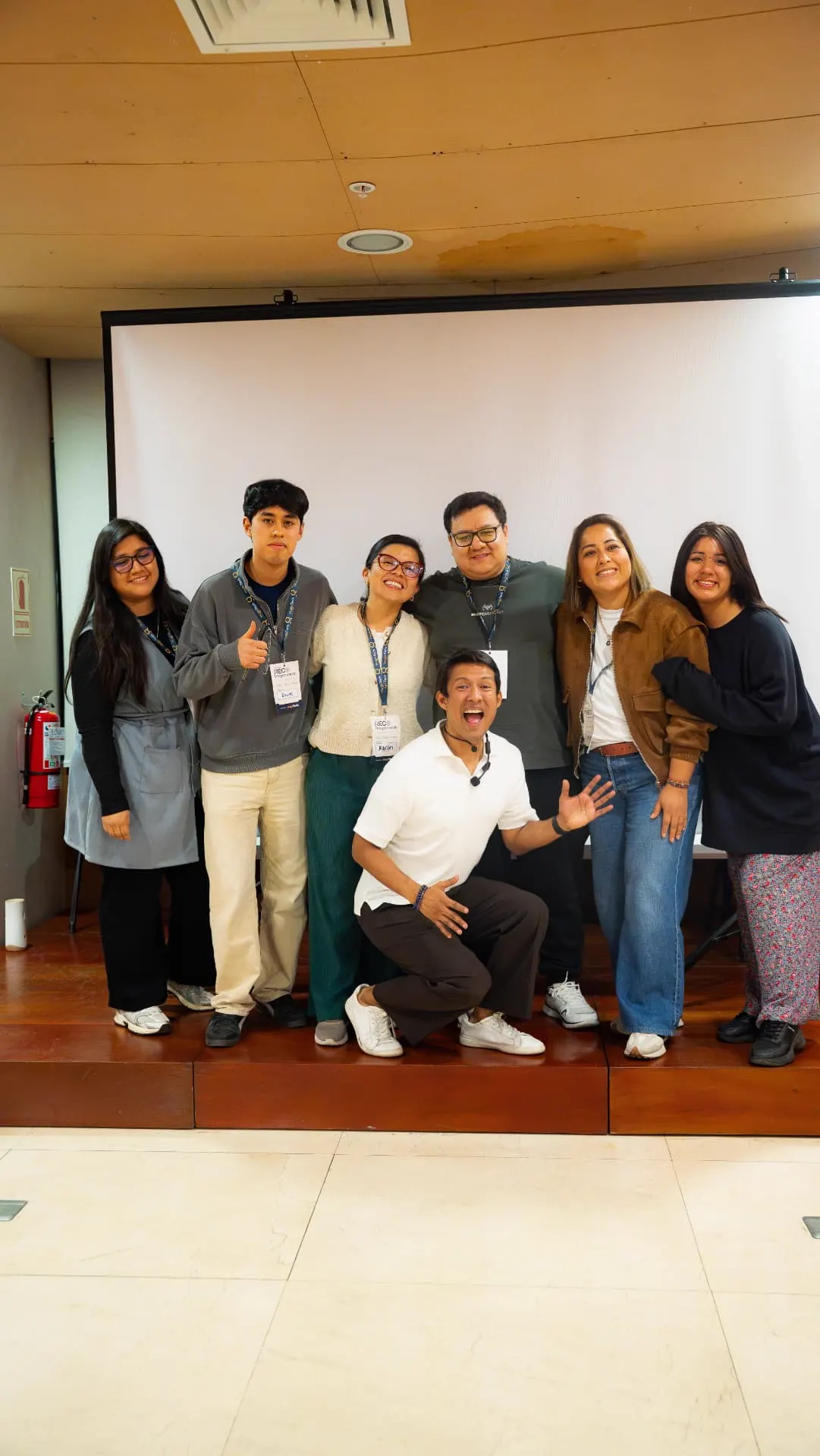 Equipo de participantes y facilitador posando al cierre del Full Day