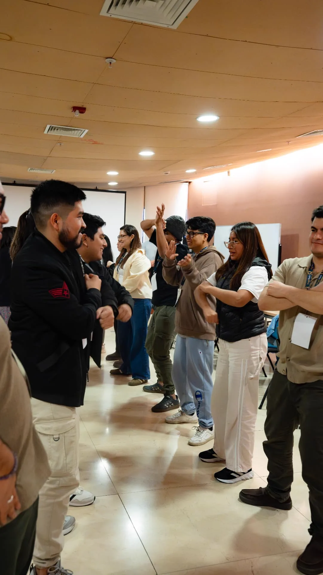 Participantes en dinámica grupal de una experiencia RECO