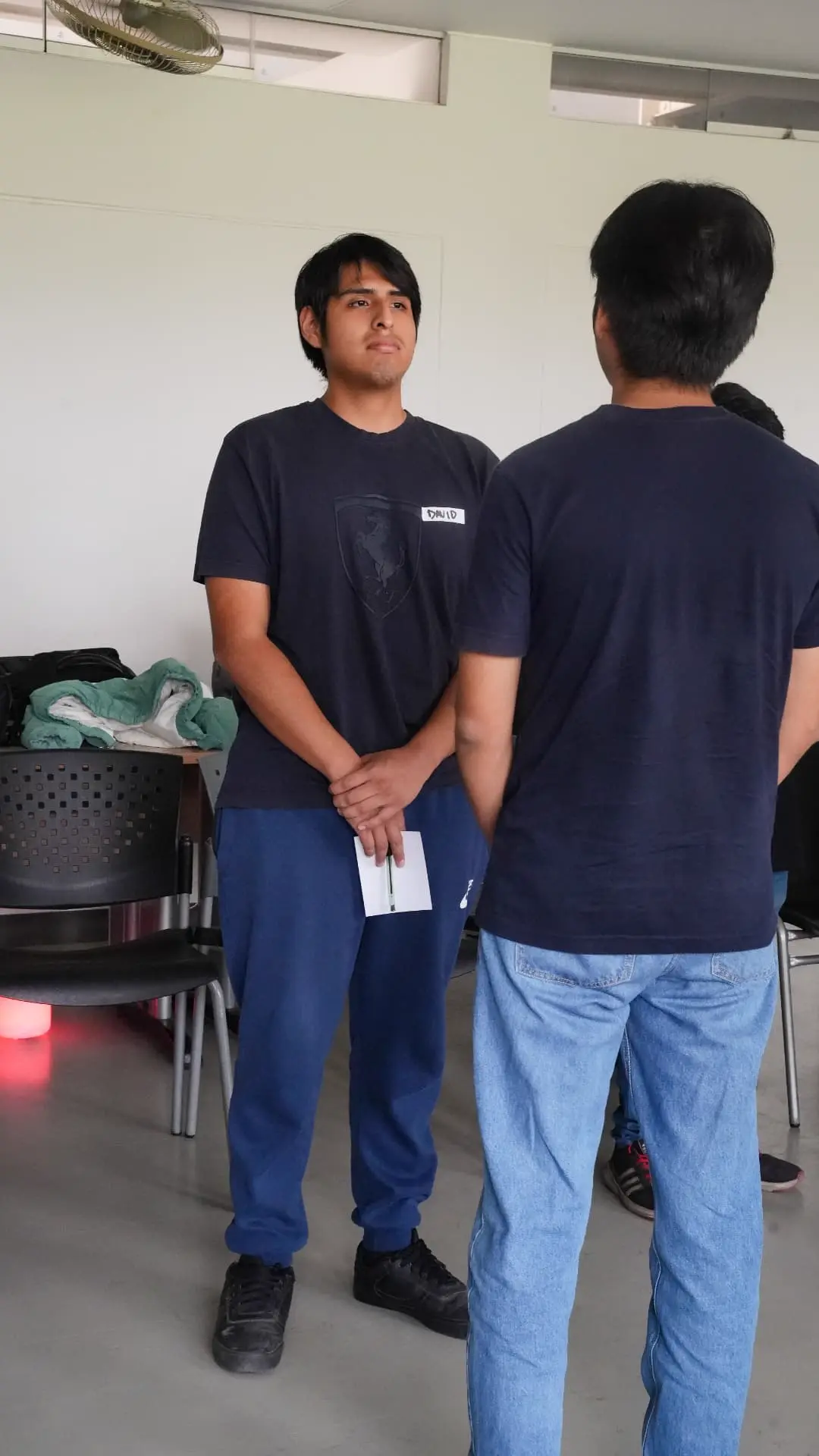 Dos estudiantes frente a frente en un ejercicio de presencia