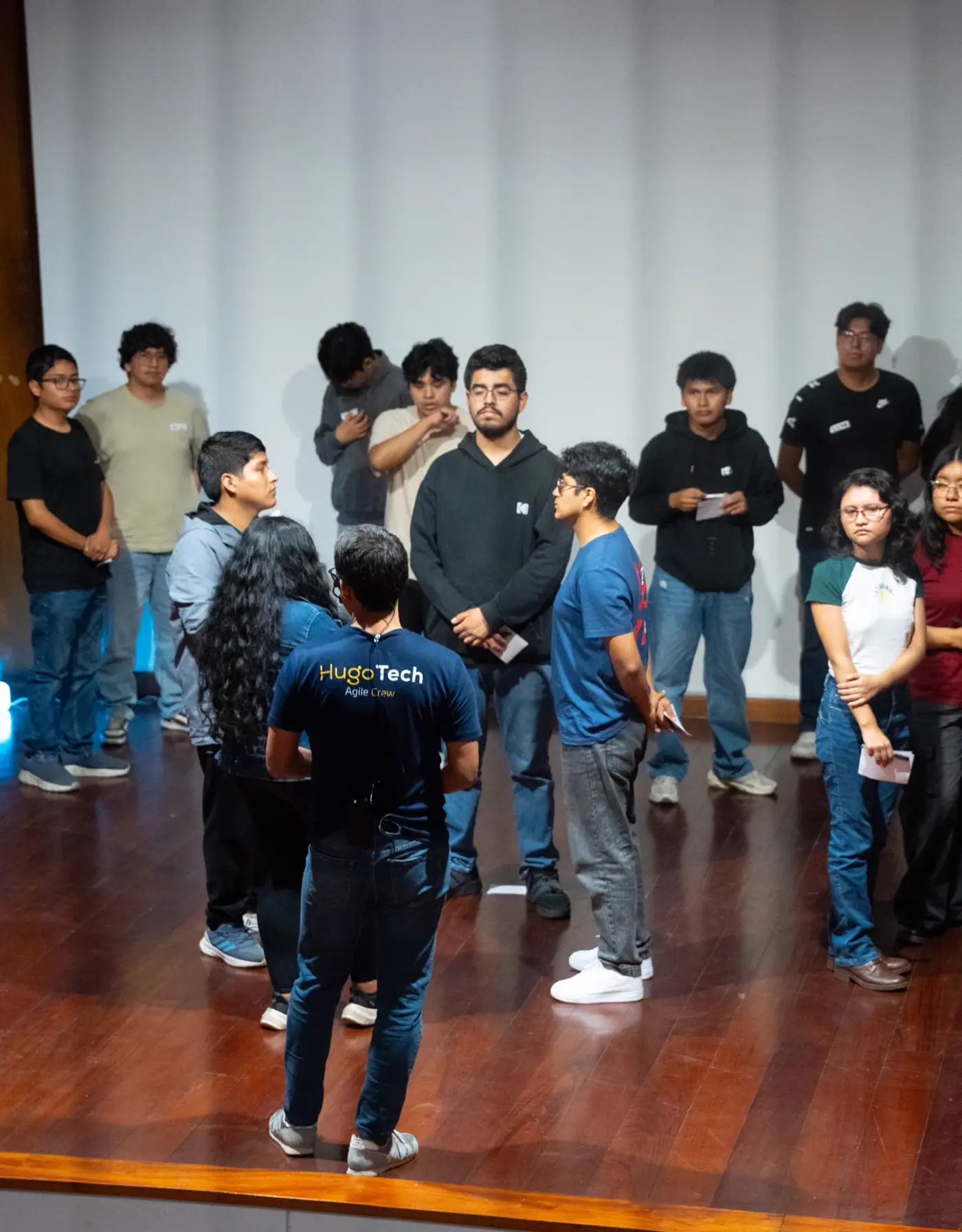 Hugo Casanova facilitando de pie frente a un grupo de estudiantes