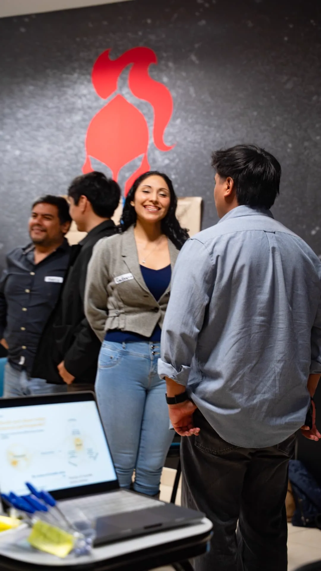 Colaboradores de Overall conversando en duplas al inicio de la sesión