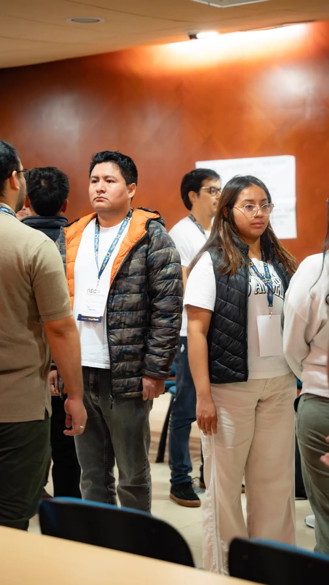 Dos participantes sosteniendo la mirada durante una dinámica del taller